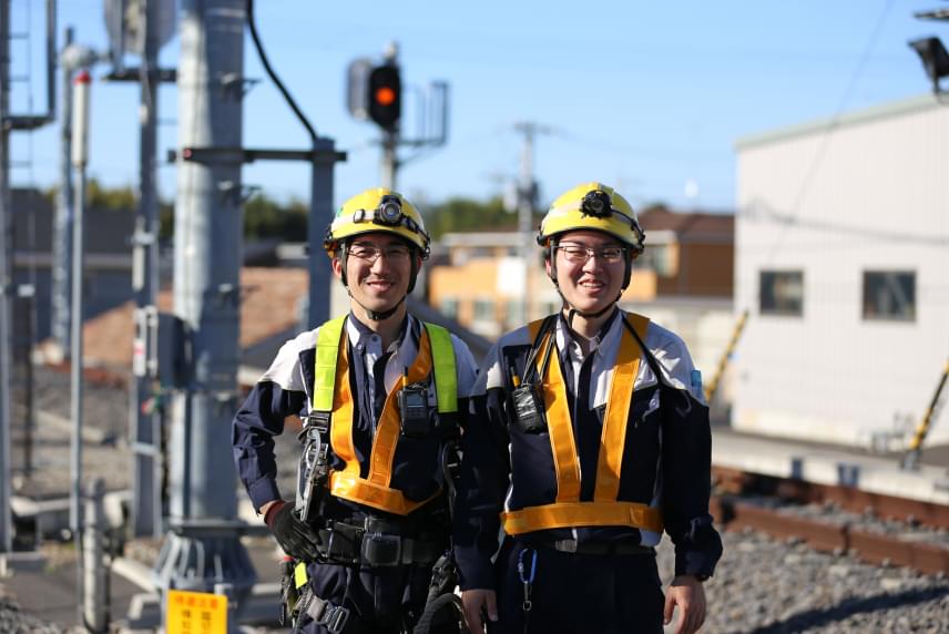 2人の社員が並んで微笑んでいる写真