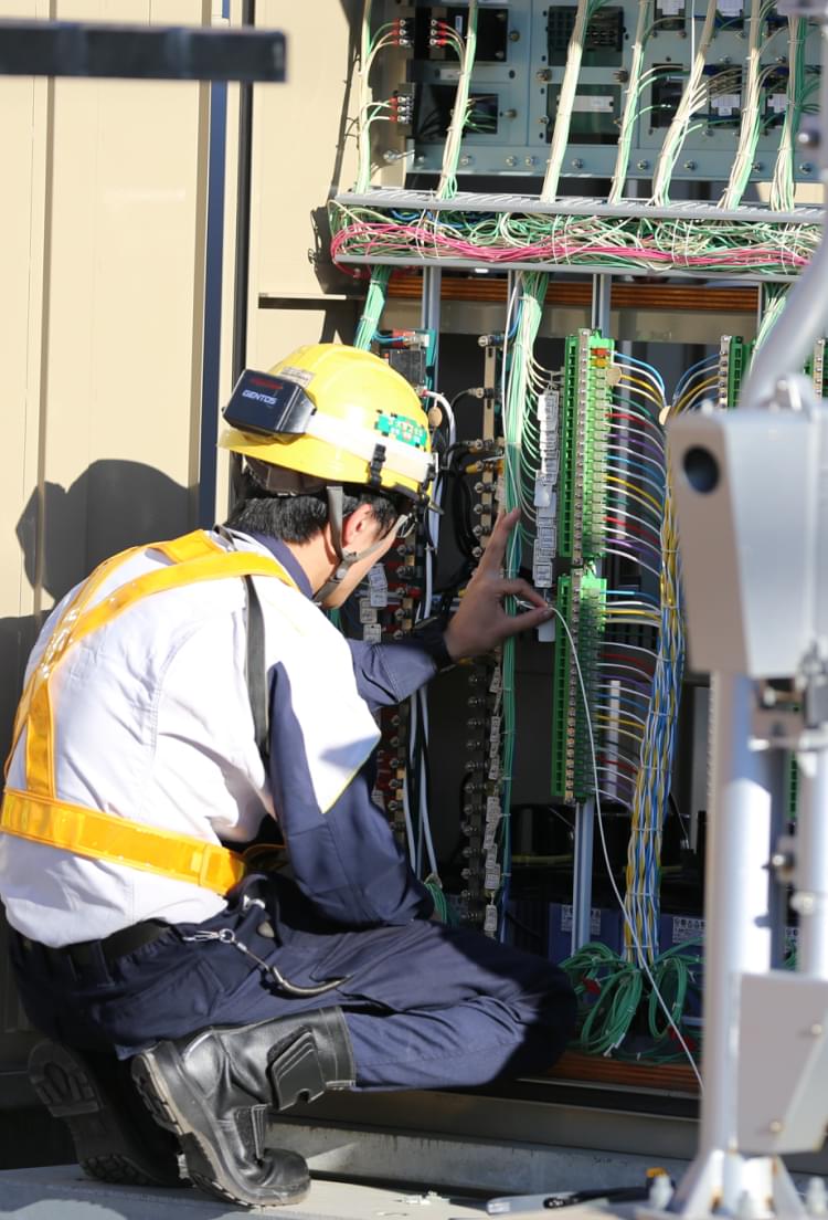 踏切を制御する器具箱の配線工事の写真