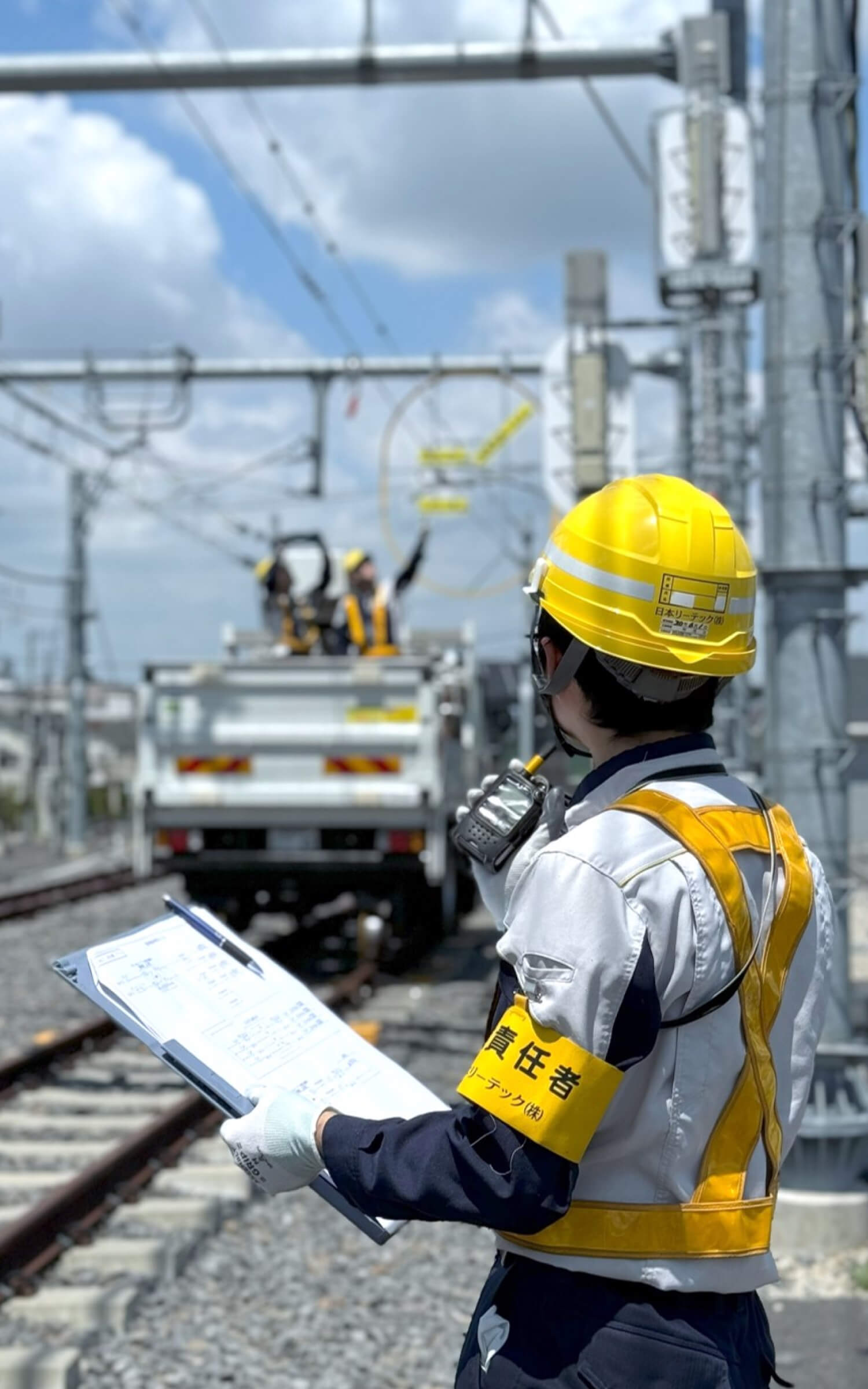 作業を見守る社員の背中からの写真