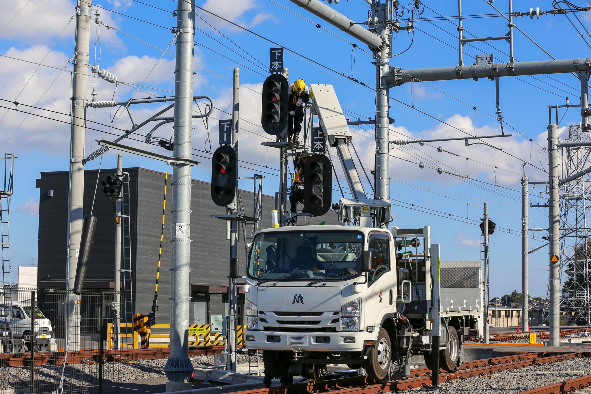 高所作業車に乗って作業する写真