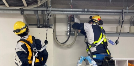 配電工事作業中の写真